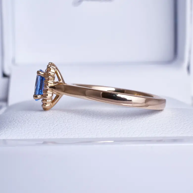 Pierścionek zaręczynowy z szafirem